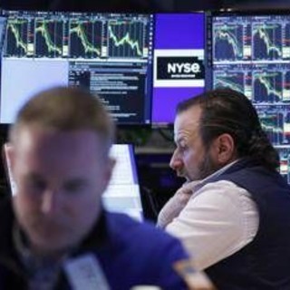 Lunedì nero di Wall Street, Nasdaq cede il 4%, Tesla chiude a -15%