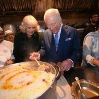 Carlo in cucina per beneficenza, così Camilla 'rivendica' la parità di genere nella famiglia reale