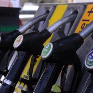 Benzina e diesel, prezzi in lieve rialzo: i costi di oggi