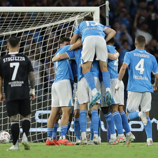 Il Napoli batte 3-1 il Como e conserva il primato solitario