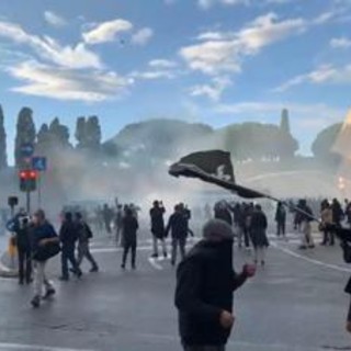 Scontri al corteo pro Palestina a Roma, feriti 30 agenti e una ragazza. Manifestanti lanciano sassi, cariche della polizia