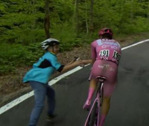 Giro d'Italia, Pogacar e la borraccia al bambino - Video