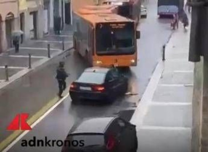 Vigili investiti a Parma, l'autista che ha bloccato col bus l'aggressore: &quot;Era senza scrupoli&quot;