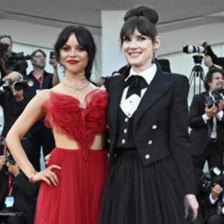 Venezia 81, questo dolce momento tra Winona Ryder e Jenna Ortega è una lezione tra generazioni - Video