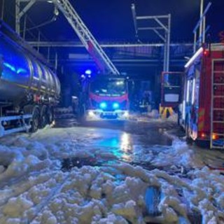 Milano, incendio in azienda solventi a Rho: tre operai feriti