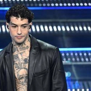 Sanremo 2025, Tony Effe: &quot;La collana? Legge deve essere uguale per tutti&quot;