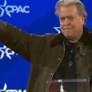 Bannon e il saluto con braccio teso, bufera su saluto romano