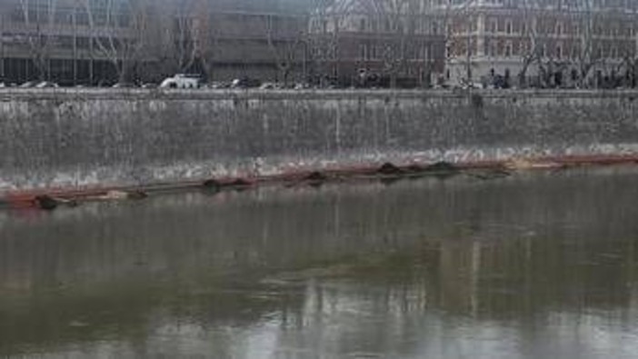 Maltempo, allerta a Roma per rischio piena Tevere: chiuse banchine