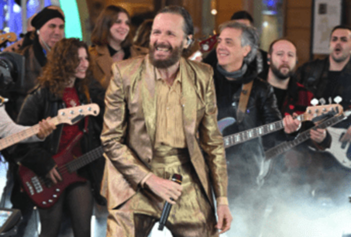 Sanremo 2025, caos Jovanotti: signora tenta di bloccarlo e baciarlo