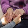 Caregiver, quasi il 70% dei lavoratori italiani ha un carico di cura