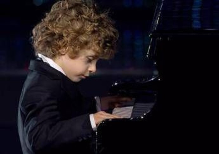 Sanremo 2025, Alessandro Gervasi: chi è il piccolo attore pianista prodigio