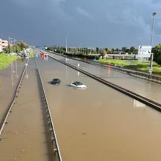 Alluvione Spagna, allerta rossa a Barcellona: allagamenti e voli cancellati a El Prat - Video