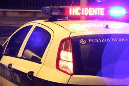 Incidente a Roma, scontro tra due auto e un motorino: morto 34enne
