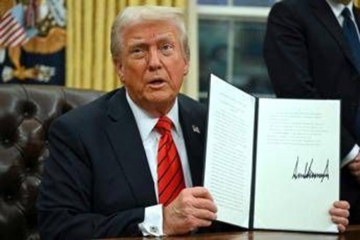 Dazi del 25% su alluminio e acciaio, Trump firma ordine esecutivo