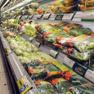 Rifiuti, plastica non necessaria in quasi metà alimentari supermercati