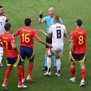 Spagna-Germania 2-1, arbitro Taylor nega rigore: bis dopo Roma-Siviglia - Video