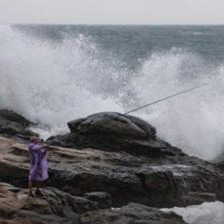 Taiwan, allerta per super tifone Kong-rey: previsti venti di 240 Km7h