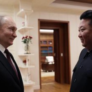 La 'seconda' limousine, un pugnale e tazze da tè: i doni di Putin a Kim