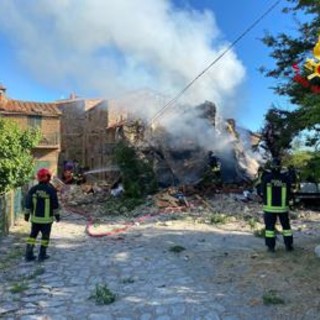 Esplosione e crollo di una palazzina a Terni, soccorsa una donna