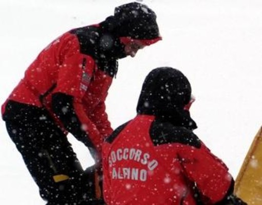 Gran Sasso, 2 escursionisti scivolati in un canalone: neve e raffiche di vento, soccorsi difficili