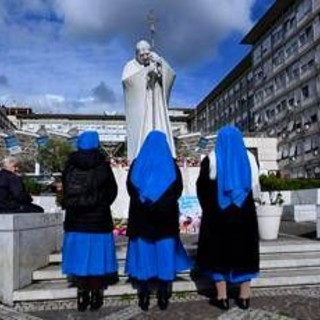 Papa Francesco, nuova crisi di broncospasmo. Vaticano: &quot;Prognosi resta riservata&quot;