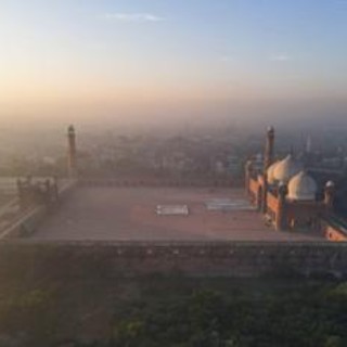 Lahore soffoca, smog a livelli record