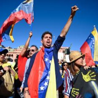 Venezuela, tensione per insediamento Maduro: chiuso confine con la Colombia