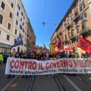 Corteo a Roma contro il governo, bandiere rosse e della Palestina a piazza Vittorio