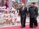 Fiori, bimbi e palloncini: la festa di Kim per Putin come un vecchio film sovietico