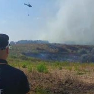 Incendio a Roma Ovest, fumo e cenere fino al centro a causa del forte vento