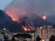 Napoli, incendio ai Camaldoli: Canadair in azione e cenere in tutta la città - Video