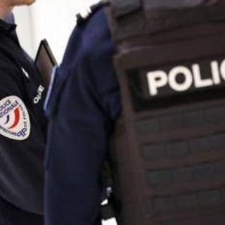 Francia, arrestata ragazza americana che ha gettato dalla finestra il figlio appena nato