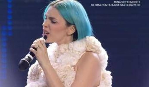 Sanremo 2025, Rose Villain svela il playback a Domenica In e canta col microfono a rovescio